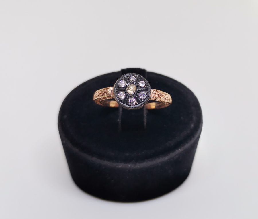 YAN KISIMLARI KABARTMA İŞÇİLİKLİ ELMAS TAŞLI YÜZÜK