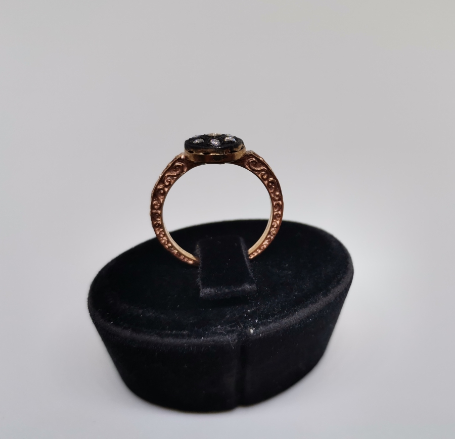 YAN KISIMLARI KABARTMA İŞÇİLİKLİ ELMAS TAŞLI YÜZÜK