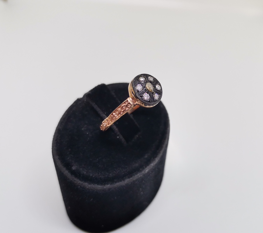 YAN KISIMLARI KABARTMA İŞÇİLİKLİ ELMAS TAŞLI YÜZÜK