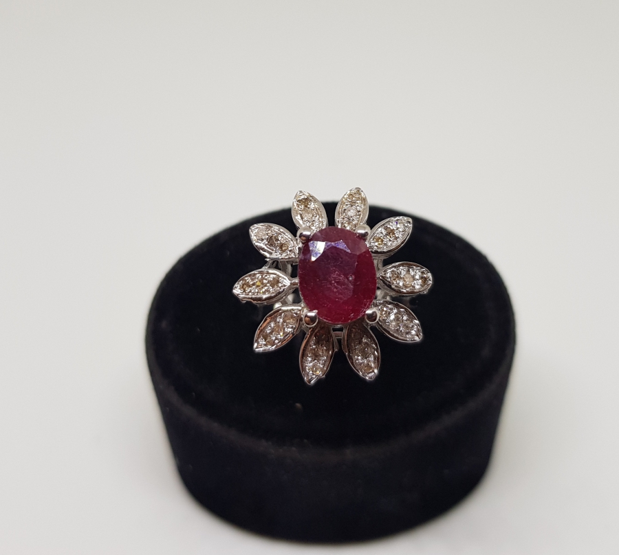 PIRLANTA VE HAS YAKUT TAŞLI BÜYÜK ÇİÇEK MODEL YÜZÜK