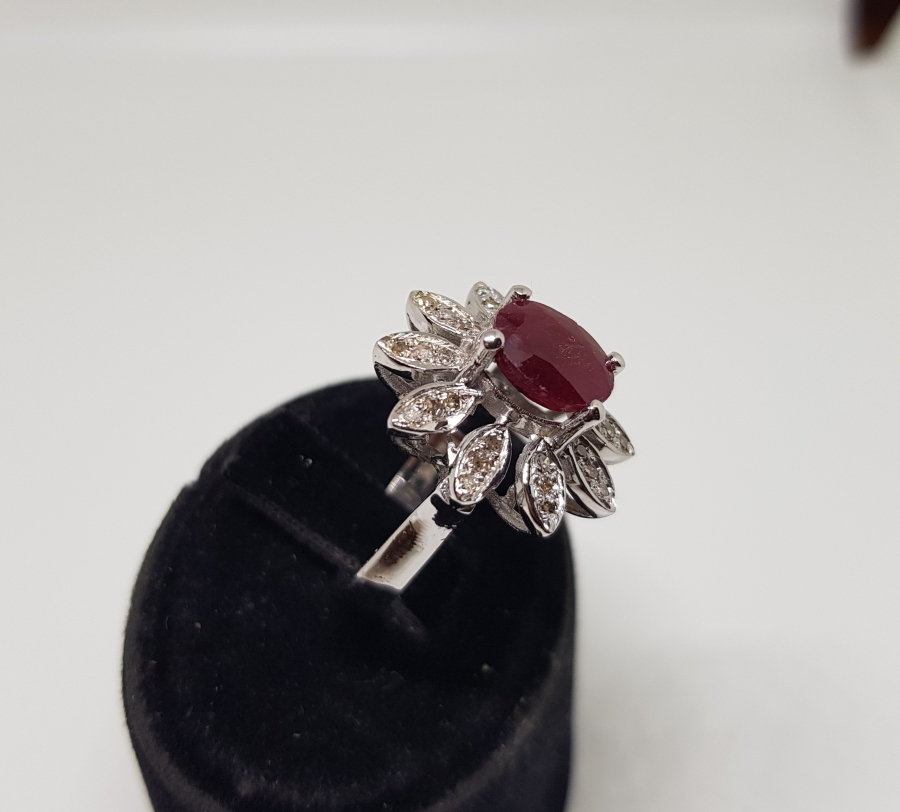 PIRLANTA VE HAS YAKUT TAŞLI BÜYÜK ÇİÇEK MODEL YÜZÜK