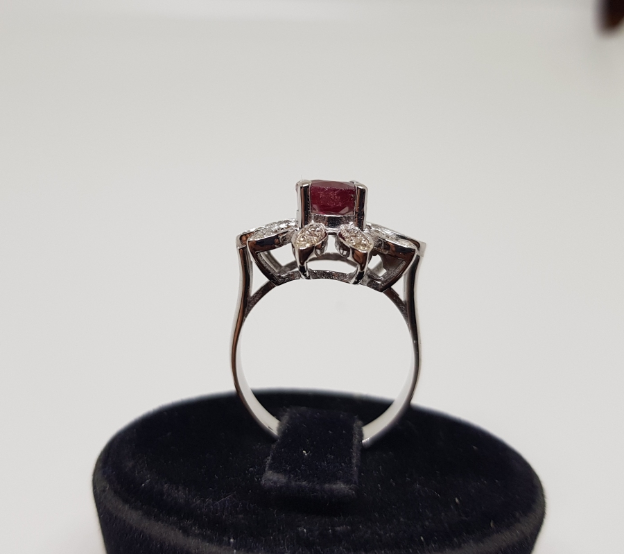 PIRLANTA VE HAS YAKUT TAŞLI BÜYÜK ÇİÇEK MODEL YÜZÜK