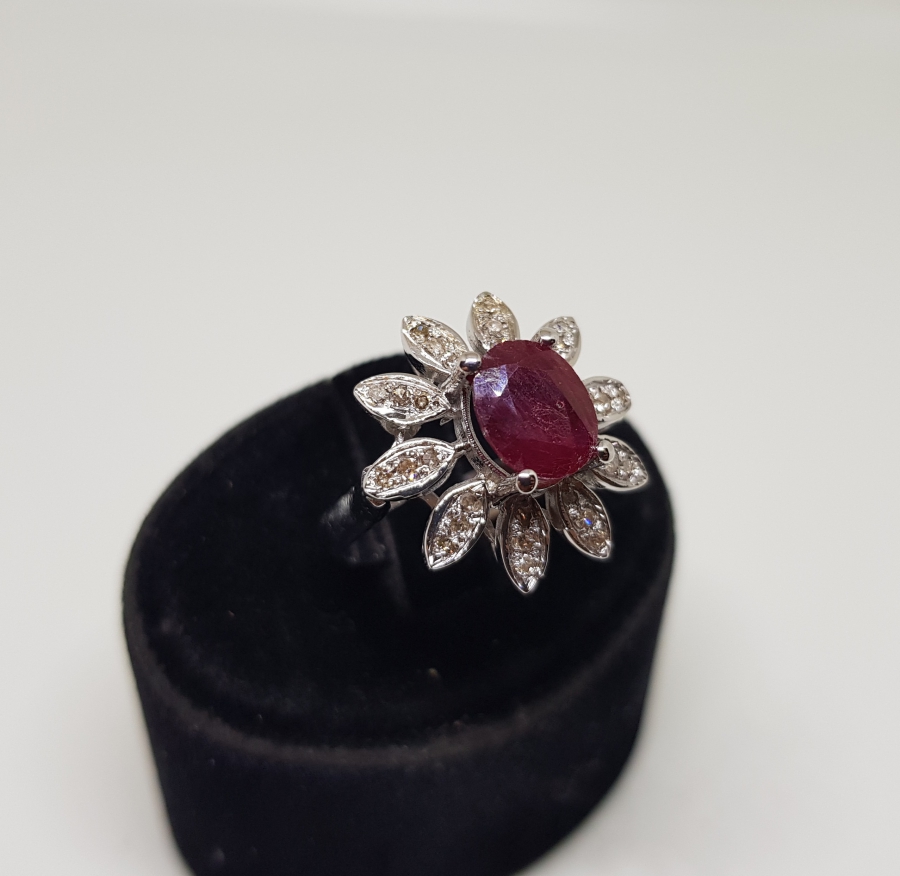 PIRLANTA VE HAS YAKUT TAŞLI BÜYÜK ÇİÇEK MODEL YÜZÜK