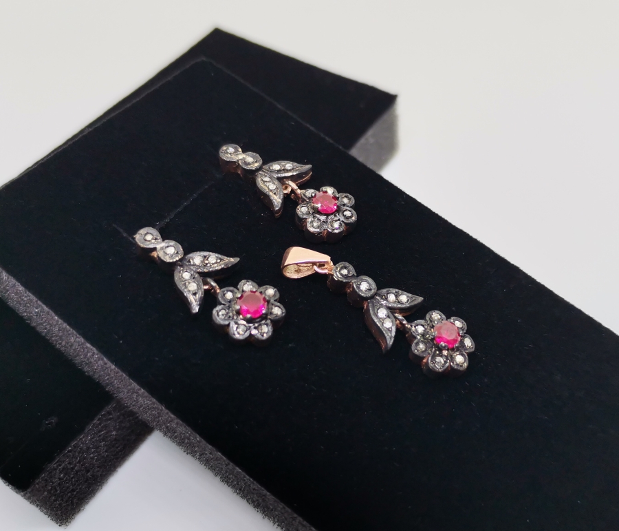 GARNET VE ELMAS TAŞLI ÇİÇEK MODELİ KOLYE KÜPE TAKIMI