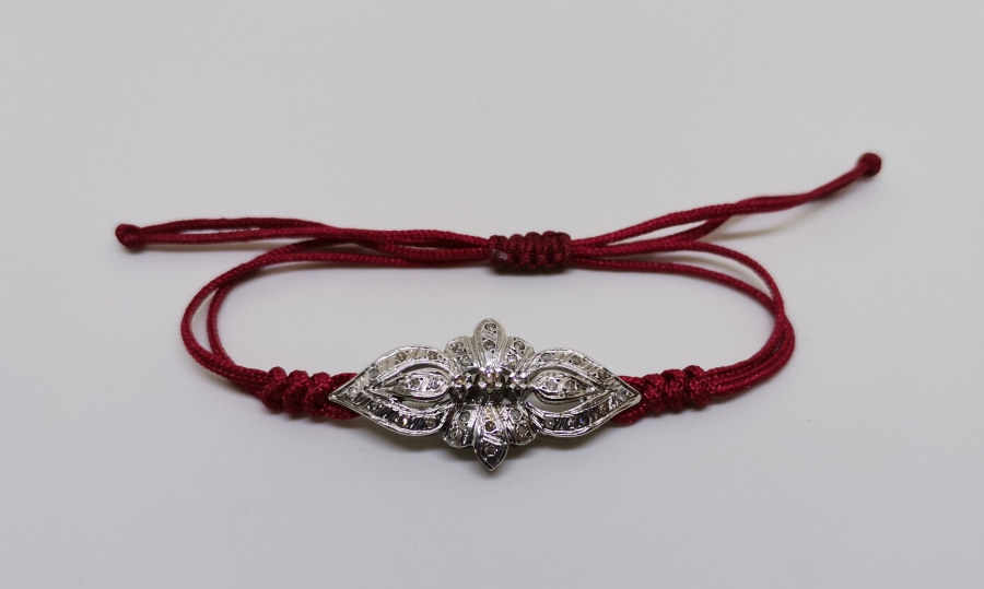 PIRLANTA TAŞLARLA SÜSLÜ MAKROME İPLİ BİLEKLİK