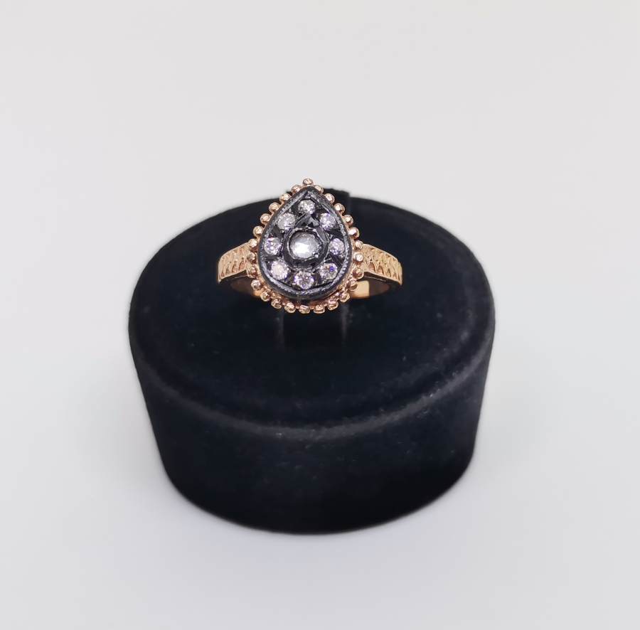 YAN KISIMLARI KABARTMA İŞÇİLİKLİ DAMLA MODELİ ELMAS TAŞLI YÜZÜK