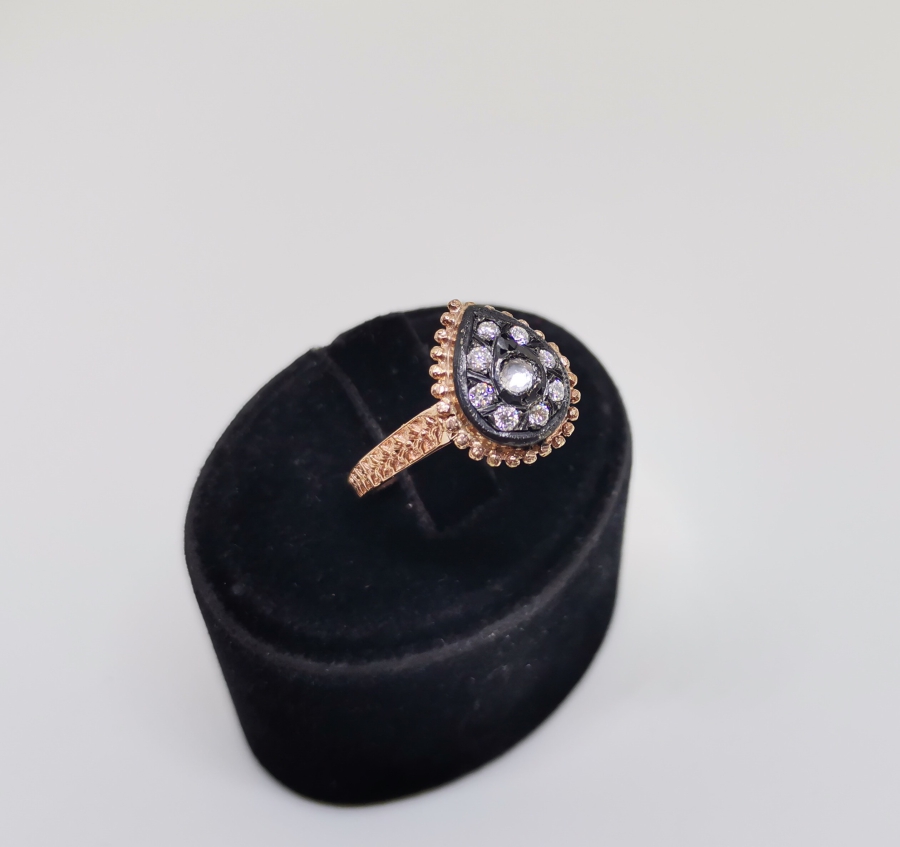 YAN KISIMLARI KABARTMA İŞÇİLİKLİ DAMLA MODELİ ELMAS TAŞLI YÜZÜK