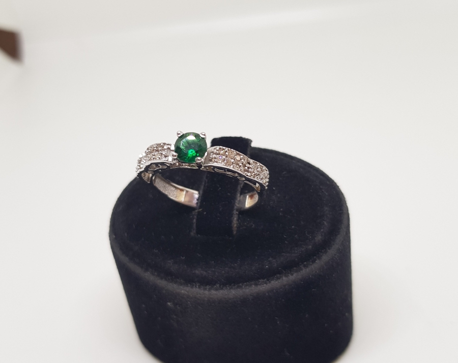 ZÜMRÜT VE PIRLANTA TAŞLI TEK TAŞ MODELLİ YÜZÜK