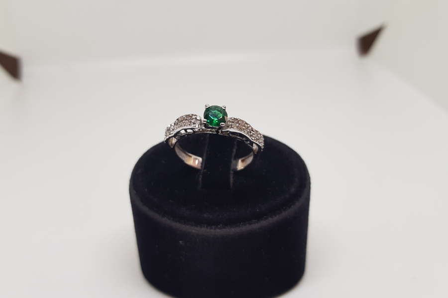 ZÜMRÜT VE PIRLANTA TAŞLI TEK TAŞ MODELLİ YÜZÜK