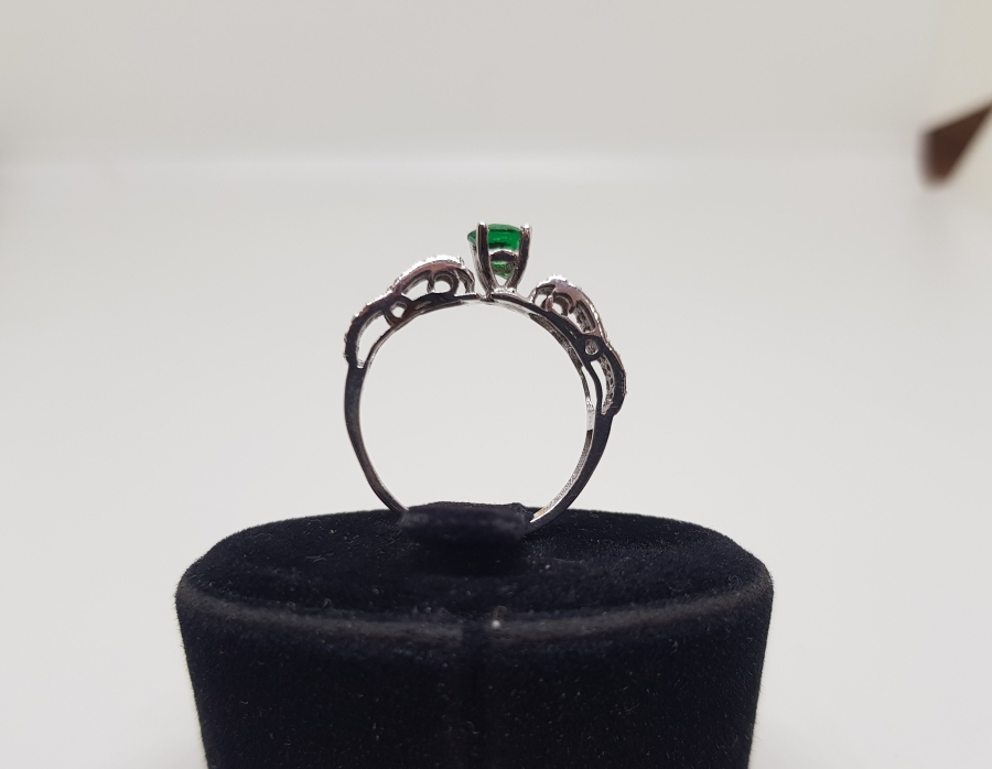 ZÜMRÜT VE PIRLANTA TAŞLI TEK TAŞ MODELLİ YÜZÜK