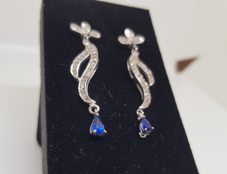 DALGALI MODEL SAFİR VE PIRLANTA TAŞLI KÜPE