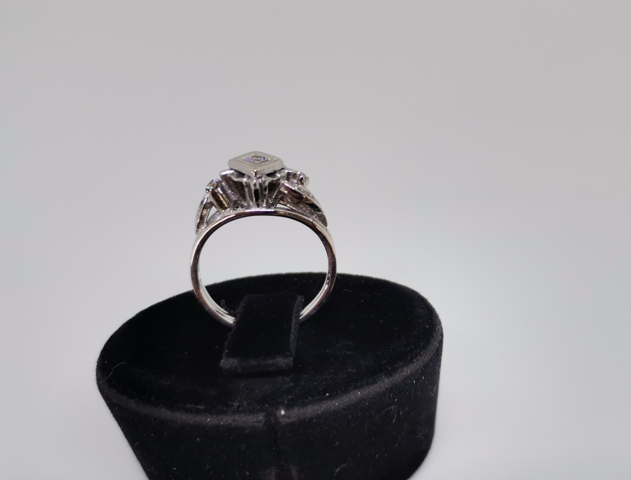 TAÇLI KARE MODELİ PIRLANTA TAŞLI YÜZÜK