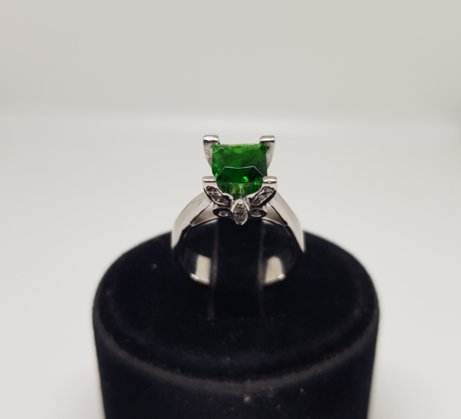 PIRLANTA VE ZÜMRÜT TAŞLI KARE ELMAS MODELİ YÜZÜK