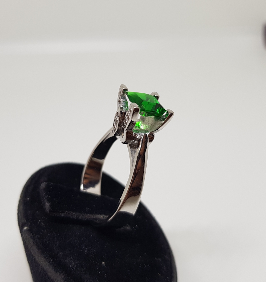 PIRLANTA VE ZÜMRÜT TAŞLI KARE ELMAS MODELİ YÜZÜK