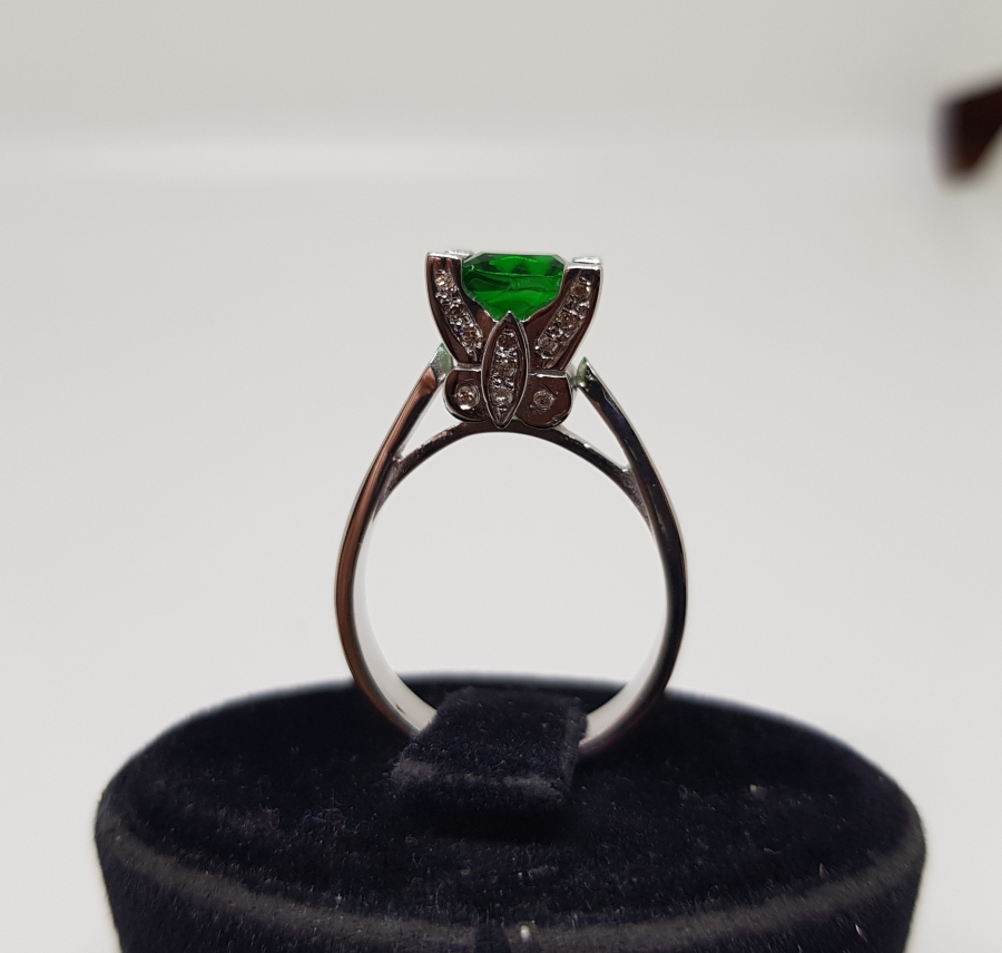 PIRLANTA VE ZÜMRÜT TAŞLI KARE ELMAS MODELİ YÜZÜK