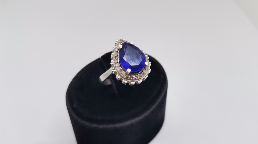 SAFİR VE PIRLANTA TAŞLI DAMLA MODEL YÜZÜK