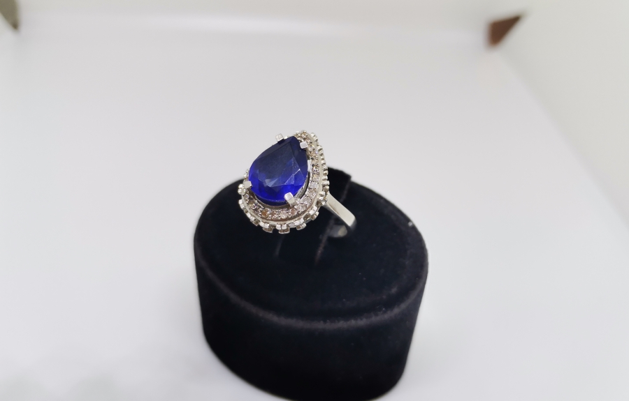 SAFİR VE PIRLANTA TAŞLI DAMLA MODEL YÜZÜK