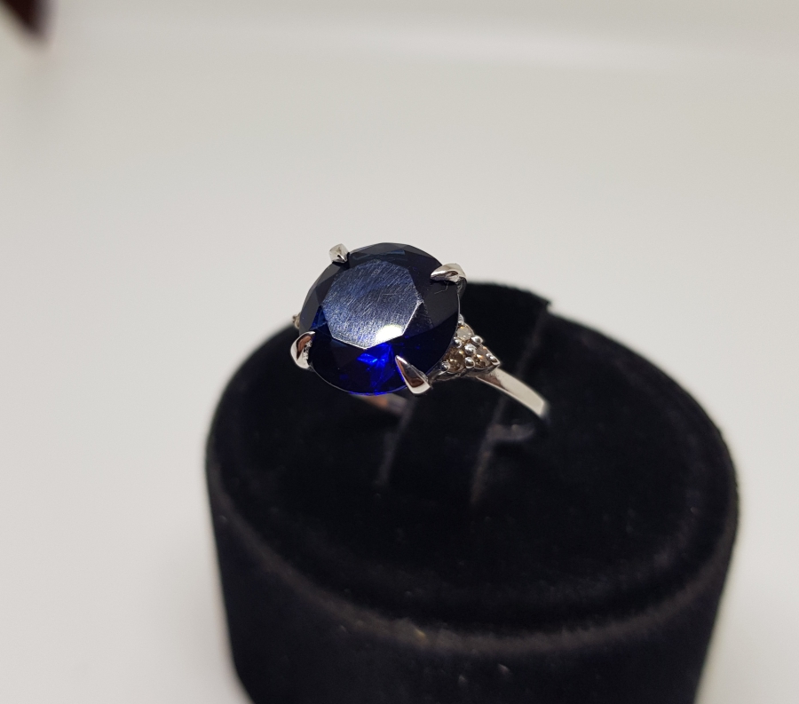 PIRLANTA VE SAFİR TAŞLI YUVARLAK ELMAS MODELİ YÜZÜK