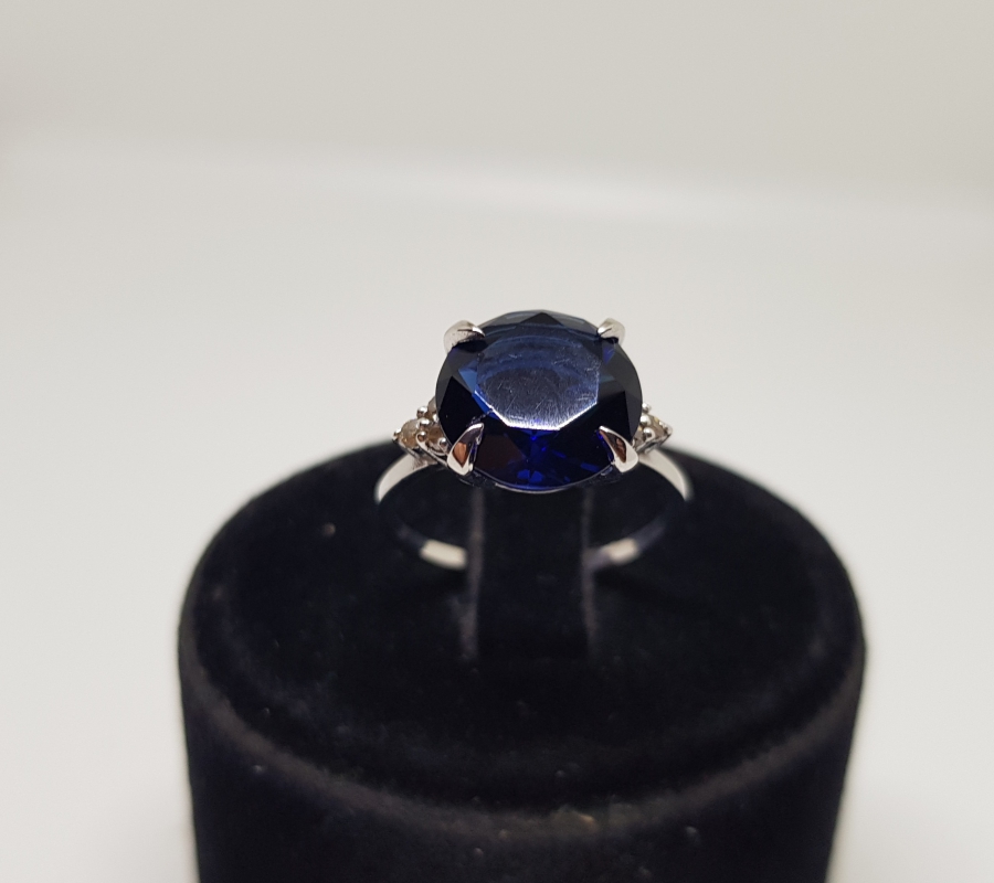 PIRLANTA VE SAFİR TAŞLI YUVARLAK ELMAS MODELİ YÜZÜK