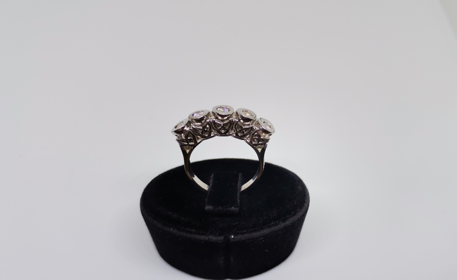 BEŞTAŞ MODEL OVAL MONTÜRLÜ YÜZÜK