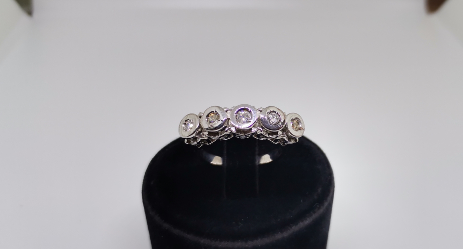 BEŞTAŞ MODEL OVAL MONTÜRLÜ YÜZÜK