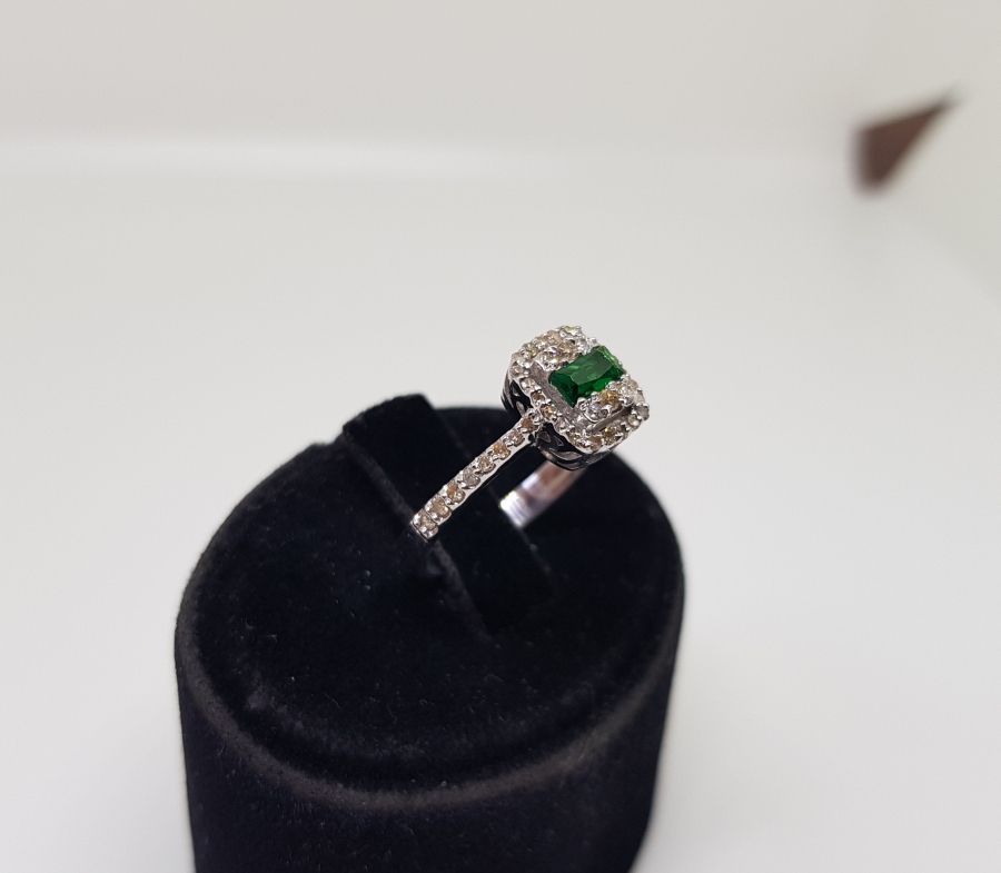 ZÜMRÜT VE PIRLANTA TAŞLI YARIM TUR MODEL YÜZÜK