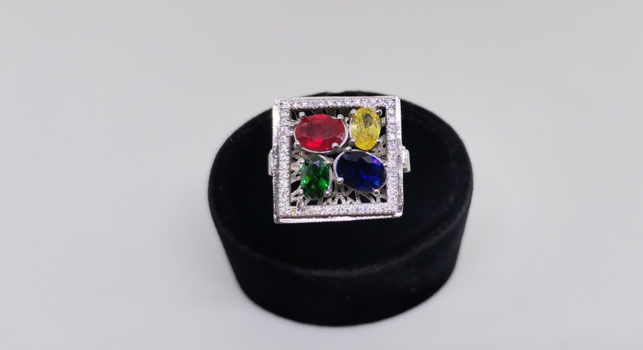 RENK CÜMBÜŞÜ MODEL PIRLANTA YÜZÜK