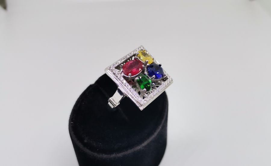 RENK CÜMBÜŞÜ MODEL PIRLANTA YÜZÜK