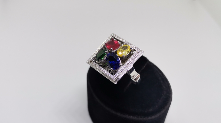 RENK CÜMBÜŞÜ MODEL PIRLANTA YÜZÜK