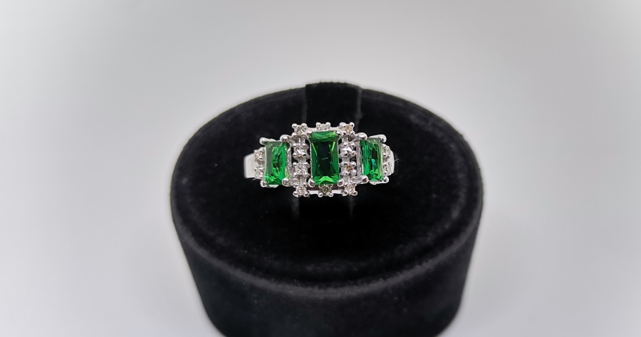 ZÜMRÜT VE PILANTA TAŞLI ÜÇTAŞ MODELİ YÜZÜK