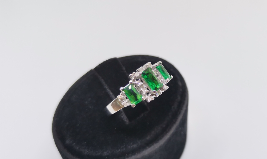 ZÜMRÜT VE PILANTA TAŞLI ÜÇTAŞ MODELİ YÜZÜK