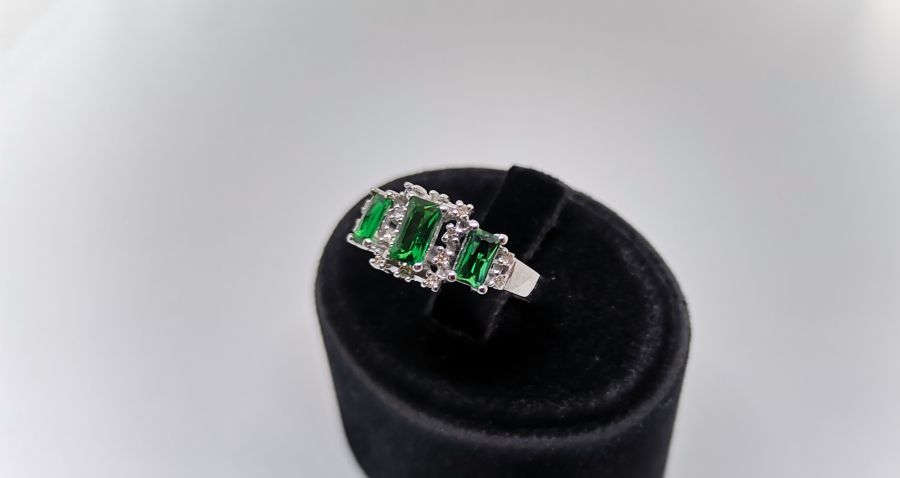 ZÜMRÜT VE PILANTA TAŞLI ÜÇTAŞ MODELİ YÜZÜK