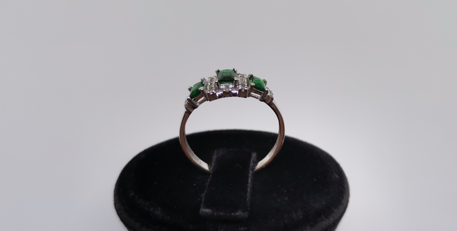 ZÜMRÜT VE PILANTA TAŞLI ÜÇTAŞ MODELİ YÜZÜK