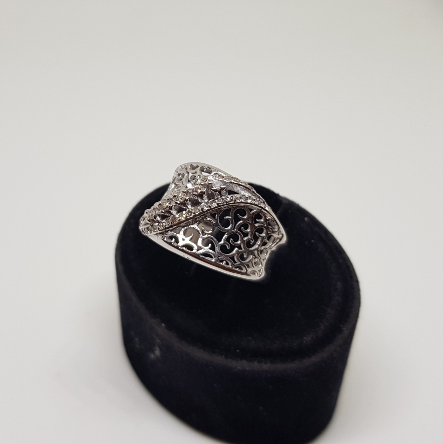 ÇAPRAZ ŞERİT MODEL PIRLANTA TAŞLI YÜZÜK