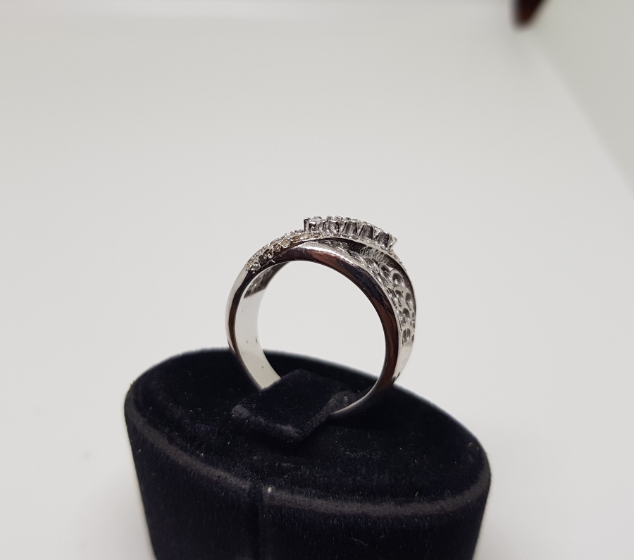 ÇAPRAZ ŞERİT MODEL PIRLANTA TAŞLI YÜZÜK