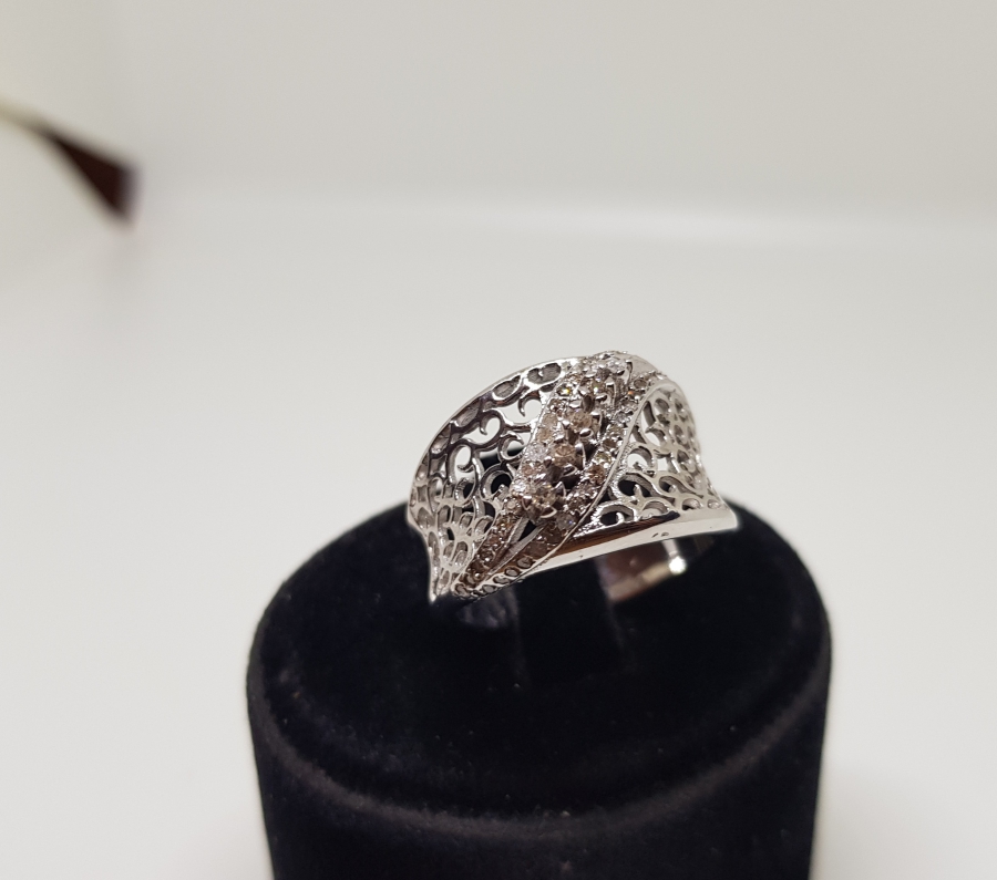 ÇAPRAZ ŞERİT MODEL PIRLANTA TAŞLI YÜZÜK