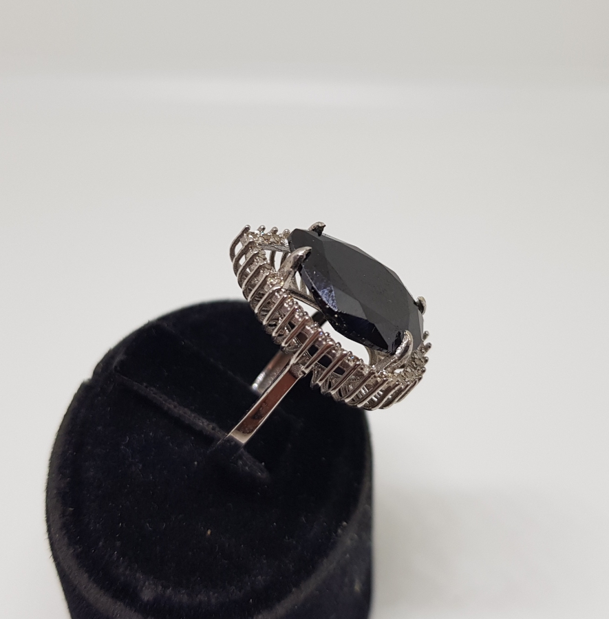 DAMLA MODEL SİYAH SAFİR VE PIRLANTA TAŞLI YÜZÜK