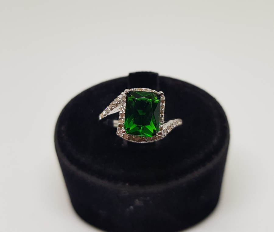 ZÜMRÜT VE PIRLANTA TAŞLI DİKDÖRTGEN MODEL YÜZÜK