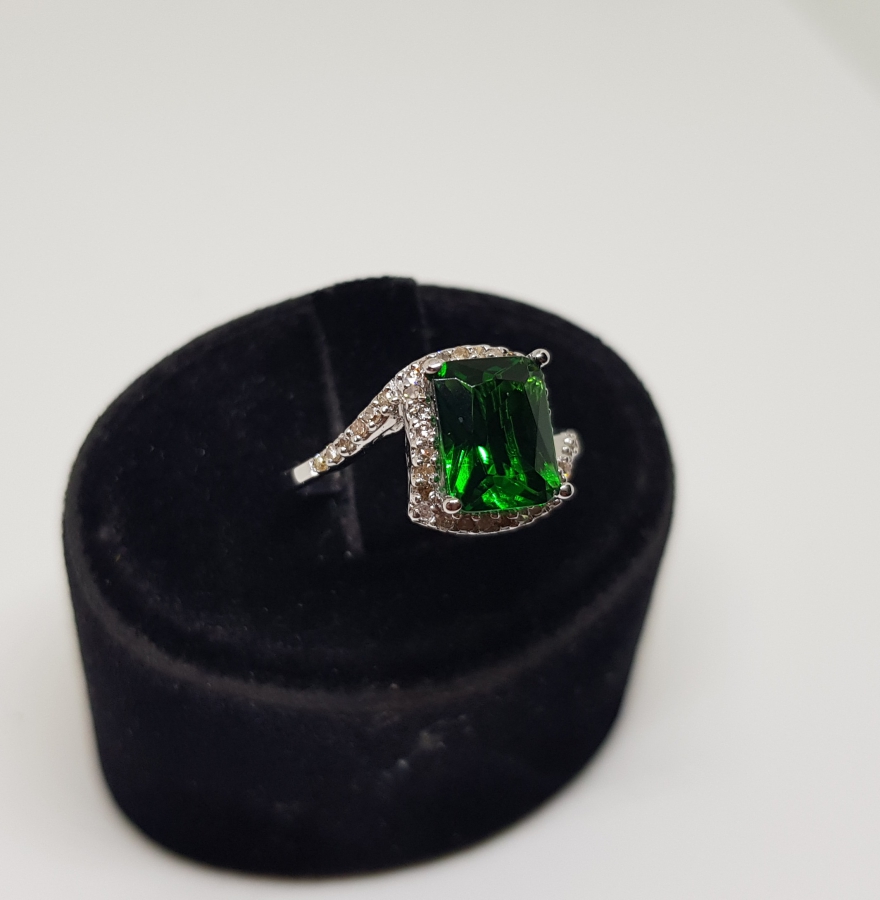 ZÜMRÜT VE PIRLANTA TAŞLI DİKDÖRTGEN MODEL YÜZÜK