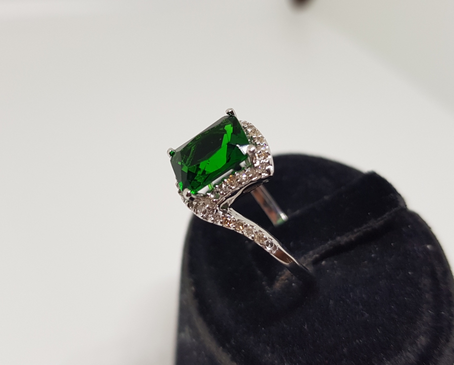 ZÜMRÜT VE PIRLANTA TAŞLI DİKDÖRTGEN MODEL YÜZÜK