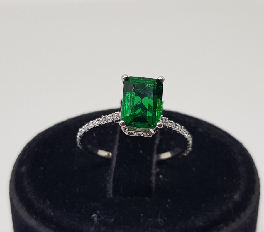 ZÜMRÜT VE PIRLANTA TAŞLI BAGET MODEL YÜZÜK