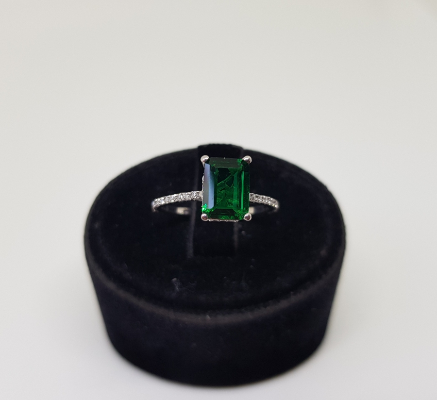 ZÜMRÜT VE PIRLANTA TAŞLI BAGET MODEL YÜZÜK