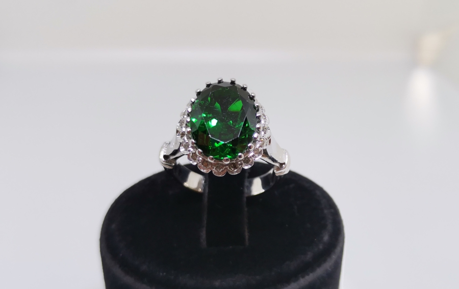 FASETA KESİM ZÜMRÜT VE PIRLANTA TAŞLI HÜRREM MODEL YÜZÜK