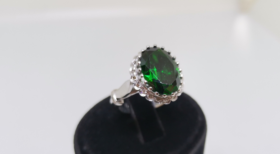 FASETA KESİM ZÜMRÜT VE PIRLANTA TAŞLI HÜRREM MODEL YÜZÜK