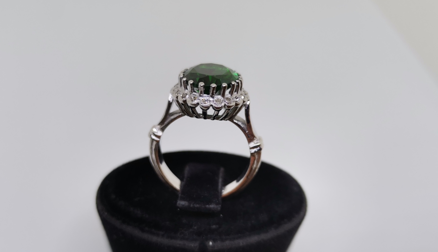 FASETA KESİM ZÜMRÜT VE PIRLANTA TAŞLI HÜRREM MODEL YÜZÜK