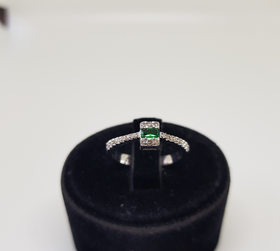 PIRLANTA VE ZÜMRÜT TAŞLI MİNİ BAGET MODEL YÜZÜK