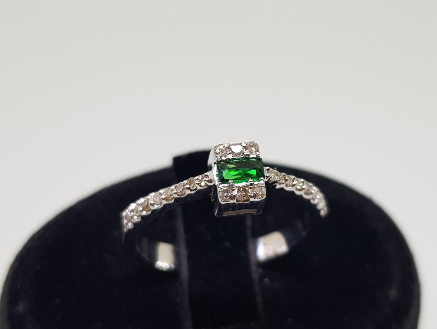 PIRLANTA VE ZÜMRÜT TAŞLI MİNİ BAGET MODEL YÜZÜK