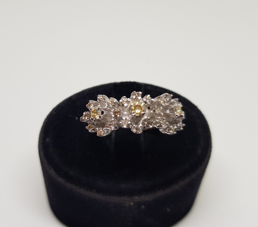 PIRLANTA TAŞLI ÜÇLÜ ÇİÇEK MODEL YÜZÜK