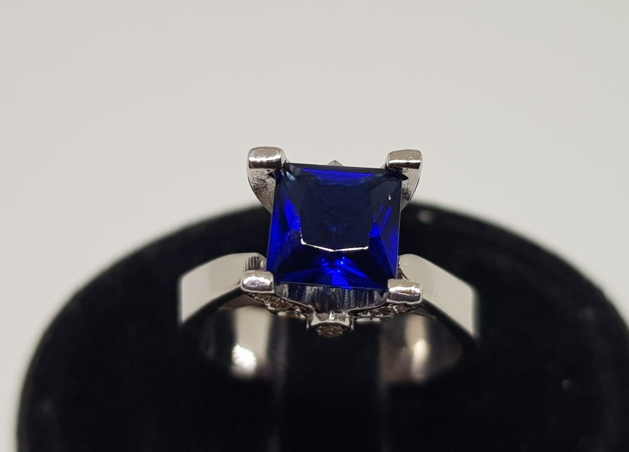 PIRLANTA VE SAFİR TAŞLI KARE ELMAS MODELİ YÜZÜK