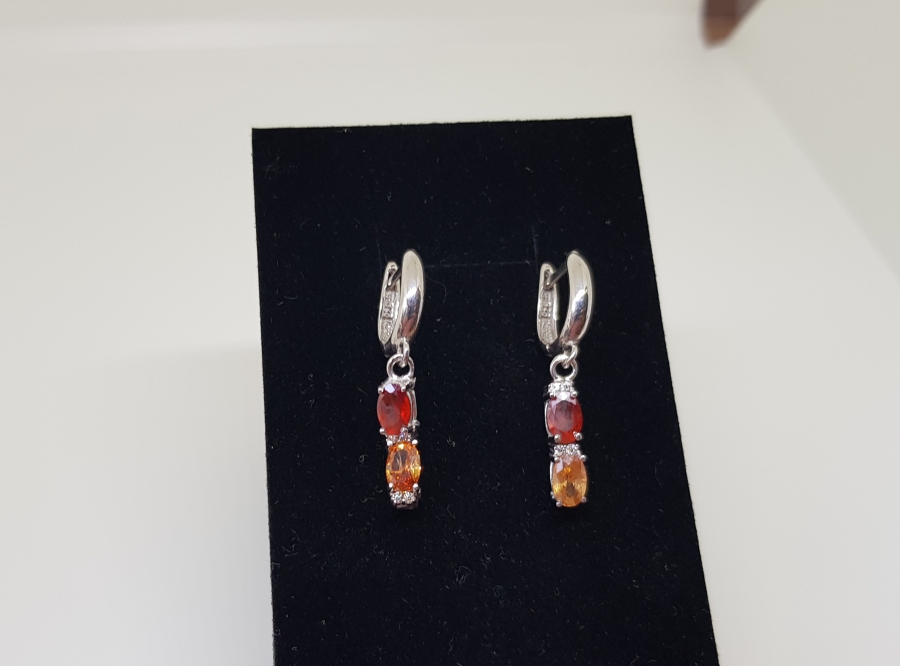 RENK CÜMBÜŞÜ MODELİ PIRLANTA TAŞLI KÜPE